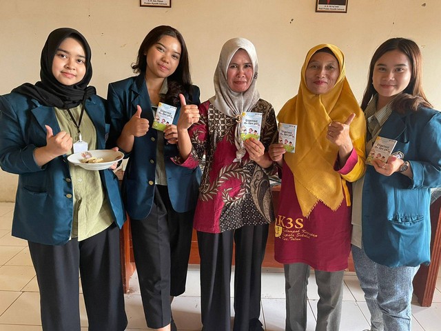 Foto bersama Ibu - Ibu Kader Posyandu Saat Penyuluhan Pencegahan Stunting