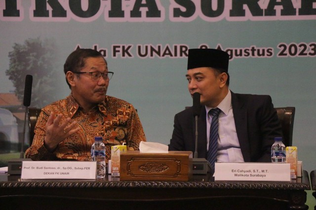 Dekan FK Unair Prof Budi Santoso bersama Wali Kota Surabaya Eri Cahyadi. Foto: Masruroh/Basra