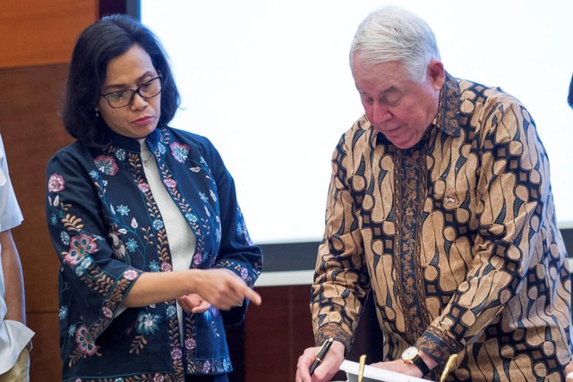 Menteri Keuangan Sri Mulyani dan wakil ketua Freeport-McMoRan Copper and Gold, Richard Adkerson, sebelum upacara penandatanganan di Jakarta pada 12 Juli 2018. Foto: BAY ISMOYO / AFP