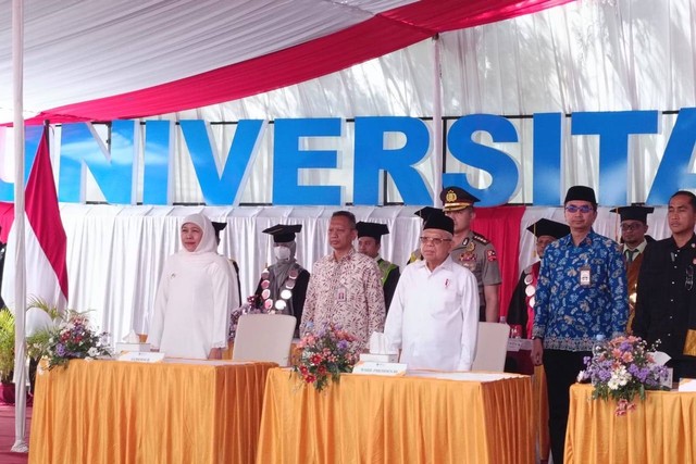 Wapres RI Ma'ruf Amin dan Gubernur Jawa Timur, Khofifah Indar Parawansa, di Universitas Wiraraja, Sumenep, Jawa Timur, Rabu (9/8/2023). Foto: Zamachsyari/kumparan