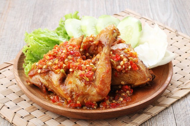 Ayam penyet. Foto: Shutterstock