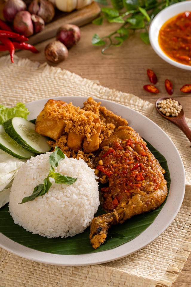 Ayam penyet. Foto: Shutterstock