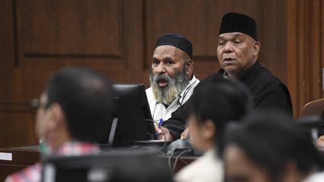 Terdakwa Gubernur nonaktif Papua Lukas Enembe (kiri) didampingi kuasa hukumnya Petrus Bala Pattyona (kanan) menyimak keterangan saksi saat menjalani sidang lanjutan di Pengadilan Tipikor, Jakarta, Rabu (9/8/2023). Foto: ANTARA FOTO/M Risyal Hidayat