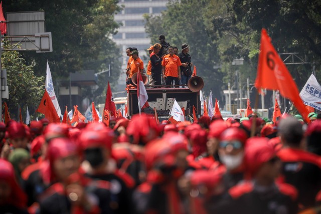 Partai Buruh bersama puluhan serikat pekerja menggelar aksi demonstrasi di sekitar Patung Kuda, Jakarta, Rabu, (9/8/2023).
 Foto: Jamal Ramadhan/kumparan