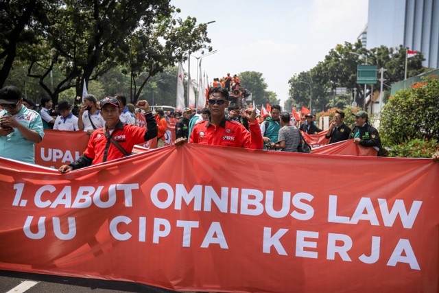 Partai Buruh bersama puluhan serikat pekerja menggelar aksi demonstrasi di sekitar Patung Kuda, Jakarta, Rabu, (9/8/2023).
 Foto: Jamal Ramadhan/kumparan