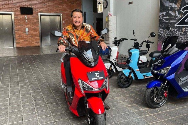 Direktur PT Terang Dunia Indonesia (United Bike) Andrew Mulyadi di Kantor Pusat United Bike Alam Sutera, Rabu (9/8/2023).  Foto: Ave Airiza Gunanto/kumparan