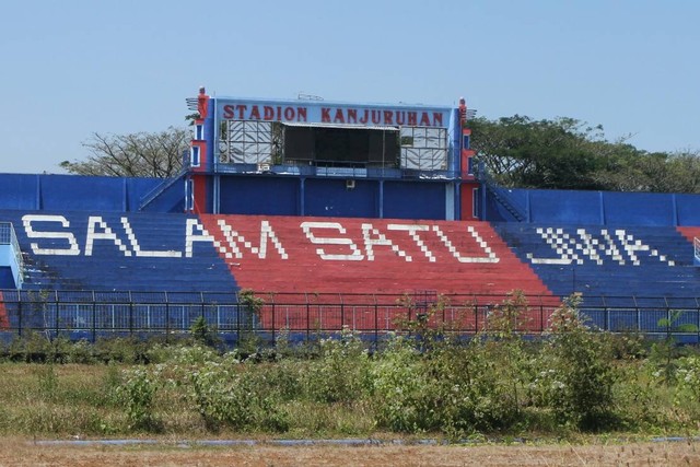 Semak liar tumbuh dan menutupi area lapangan sepak bola di Stadion Kanjuruhan, Malang, Jawa Timur, Rabu (9/8/2023). Foto: ANTARA FOTO/Ari Bowo Sucipto