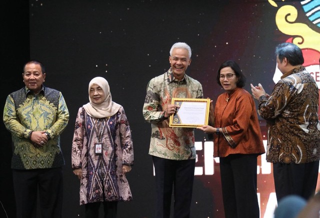 Gubernur Jateng Ganjar Pranowo menerima penghargaan dari pemerintah pusat untuk Jateng sebagai sebagai provinsi dengan strategi terbaik penyaluran KUR UMKM dalam acara KUR Award di Pos Bloc Jakarta, Rabu (9/8/2023) Foto: Dok. Istimewa