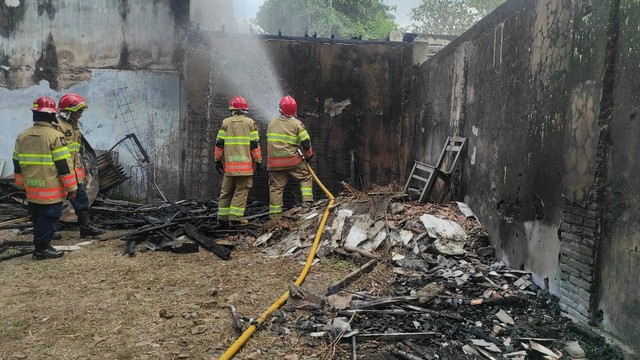 Petugas Damkarmat Kota Yogya tengah memadamkan api di Tirtodipuran, Mantrijeron, Kota Yogya. Foto: Dok. Damkarmat Kota Yogya