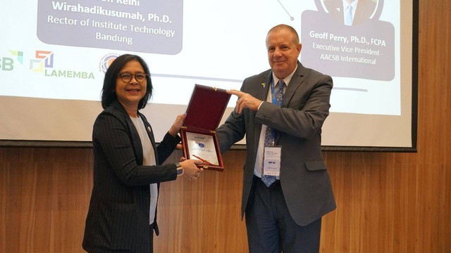 Rektor ITB Prof Reini Wirahadikusumah bersama EVP AACSB International Geoff Perry dalam seminar dua hari sekolah bisnis se-Indondesia di ITB, Bandung, pada Rabu (9/8). 