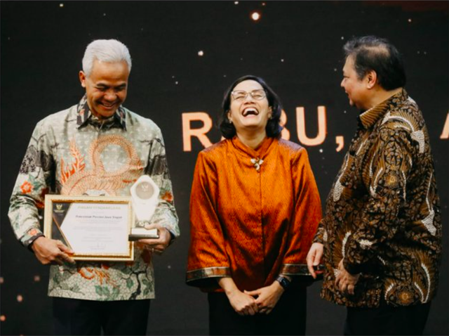 Gubernur Jawa Tengah, Ganjar Pranowo (Kiri), menerima penghargaan sebagai penyalur KUR terbaik dari Menko Perekonomian Airlangga Hartarto (Kanan). Foto: Dok. Ganjar Pranowo