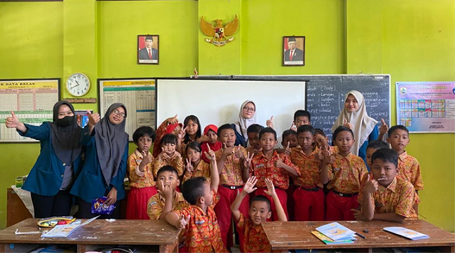 Foto bersama siswa kelas 04 SDN 03 Sigit