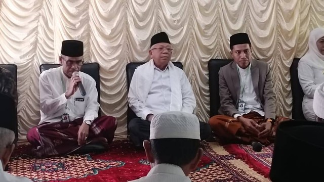 Wapres RI, Ma'ruf Amin saat pertemuan dengan ulama di Ponpes Annuqayah, Sumenep, Jawa Timur, Rabu (9/8).  Foto: Zamachsyari/kumparan