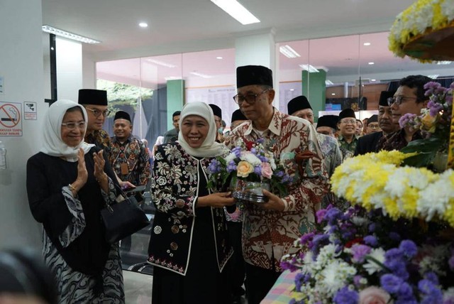 Sore itu, Hj. Farida Salahuddin Wahid, istri Alm. KH. Salahuddin Wahid (Gus Sholah) tampak bahagia dan bangga. Lantaran mimpi suami tercinta untuk memiliki rumah sakit di kawasan pesantren terwujud. Setelah RS Hasyim Asy'ari Dompet Dhuafa diresmikan pada 8 Agustus 2023.