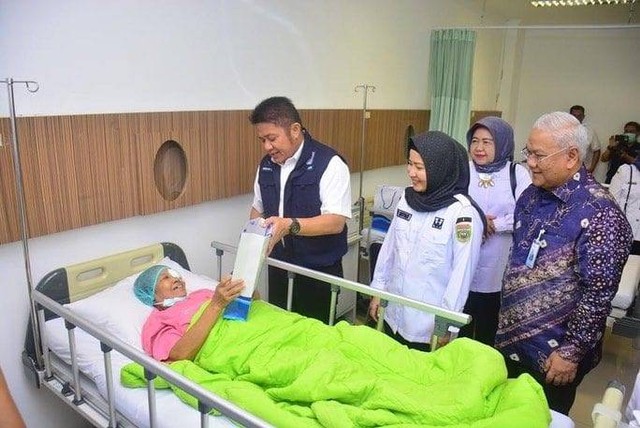 Gubernur Sumsel Herman Deru, Dirut RS Khusus Mata, Lady Kavotiner dan Dirut Bank Sumsel Babel Achmad Syamsuddin menyambangi pasien usai operasi. (Foto: Humas BSB)