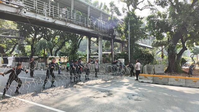 Jalan Medan Merdeka Barat, Jakarta Pusat, ditutup jelang demo buruh, Kamis (10/8/2023). Foto: Jonathan Devin/kumparan