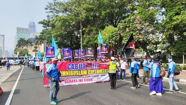 Masa aksi demo buruh mulai berdatangan di kawasan Patung Kuda, Jalan Merdeka Barat, Jakarta, Kamis (10/8/2023). Foto: Jonathan Devin/kumparan