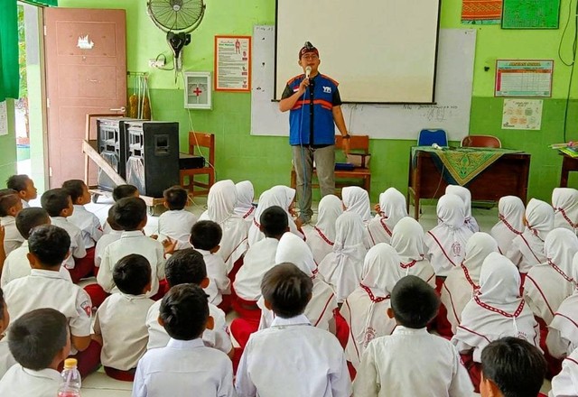 Tim Pendongeng Yatim Mandiri tengah melakukan aksi dan cerita di hadapan siswa.