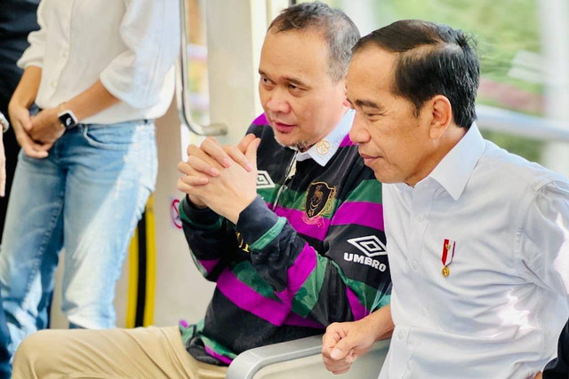 Presiden Jokowi bersama Cak Lontong dan sejumlah artis lainnya saat naik LRT dalam perjalanan dari Stasiun Jati Asih Bekasi menuju Stasiun Dukuh Atas Jakarta, pada Kamis (10/8/2023). Foto: Laily Rachev/Biro Pers Sekretariat Presiden