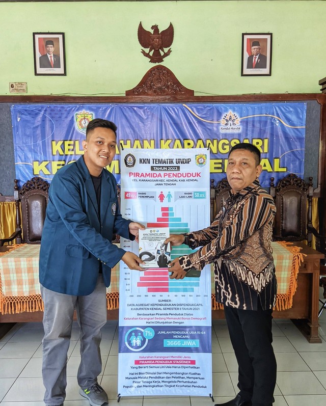 Penyerahan output program kerja KKN Tematik Universitas Diponegoro di Kelurahan Karangsari, Kecamatan Kendal, Kabupaten Kendal