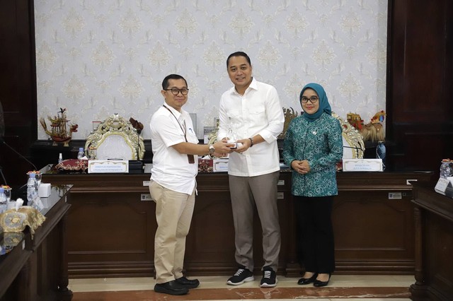 Direktur Penyehatan Lingkungan Kementerian Kesehatan Anas Maruf (kiri) saat bertemu Wali Kota Surabaya Eri Cahyadi. Foto: Diskominfo Surabaya