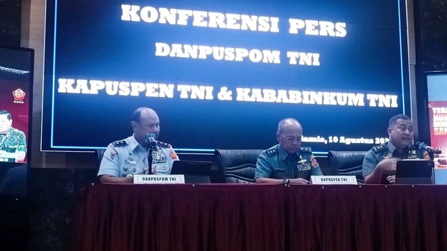 Konferensi pers di Puspen TNI soal kasus Mayor Dedi dan Kepala Basarnas, Kamis (10/8/2023). Foto: Thomas Bosco/kumparan