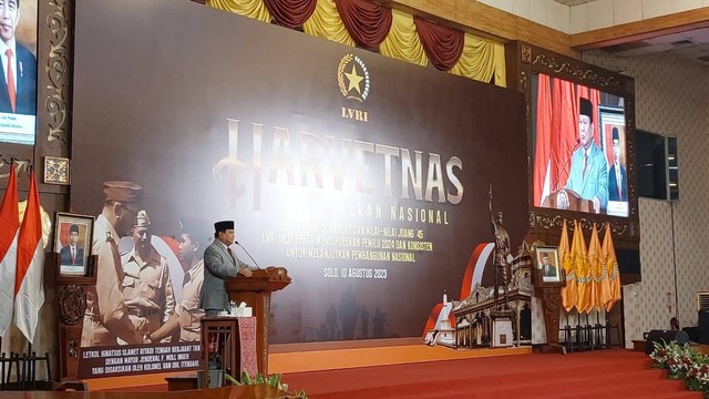 Menhan RI Prabowo Subianto berpidato dalam acara Peringatan Hari Veteran di Universitas Sebelas Maret (UNS), di Solo, Jawa Tengah, Kamis (10/8/2023). Foto: Dok. Istimewa