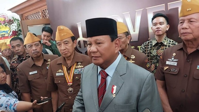 Menhan RI Prabowo Subianto usai hadiri acara Peringatan Hari Veteran di Universitas Sebelas Maret (UNS), di Solo, Jawa Tengah, Kamis (10/8/2023). Foto: Dok. Istimewa