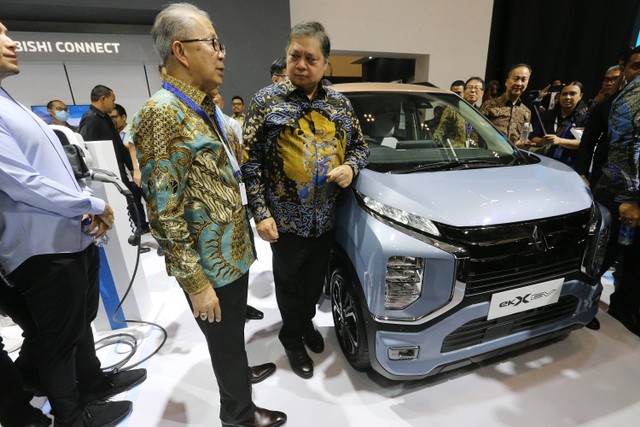 Menko Perekonomian Airlangga Hartarto di sebelah mobil listrik Mitsubishi eK X EV saat mengunjungi salah satu stan di pameran otomotif Gaikindo Indonesia International Auto Show (GIIAS 2023) di ICE BSD, Tangerang, Kamis (10/8/2023). Foto: Aditia Noviansyah/kumparan