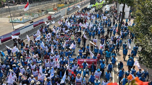 Massa aksi demo buruh mulai bergerak dari Patung Kuda ke gedung International Labour Organization (ILO) jalan M. H Thamrin, Kamis (10/8/2023). Foto: Luthfi Humam/kumparan