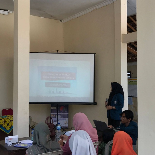 Foto ketika sosialisasi pengelolaan sampah di Balai Desa Dringo