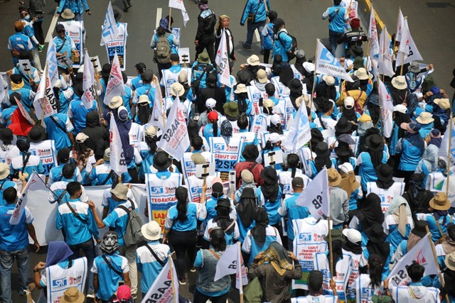 Massa buruh melakukan longmarch dari Patung Kuda menuju gedung International Labour Organization (ILO), di Jakarta Pusat, Kamis (10/8/2023). Foto: Fitra Andrianto/kumparan