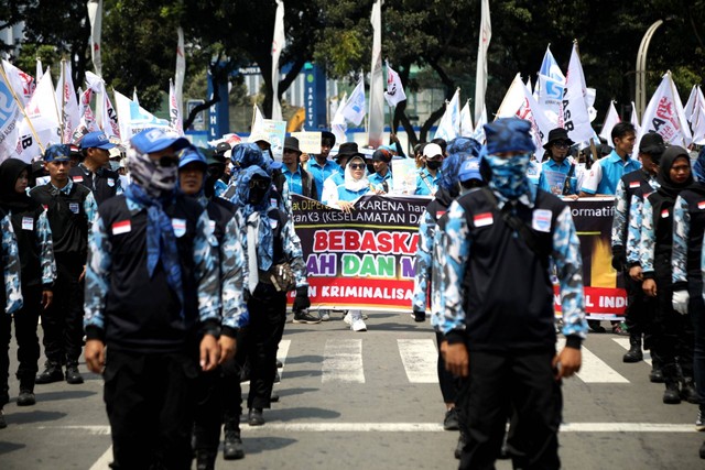 Massa buruh melakukan longmarch dari Patung Kuda menuju gedung International Labour Organization (ILO), di Jakarta Pusat, Kamis (10/8/2023). Foto: Fitra Andrianto/kumparan