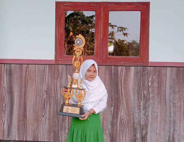 Gambar: Sahilatun Najwa Fauziya Mendapat Juara 1 Porseni MI se-Jember.