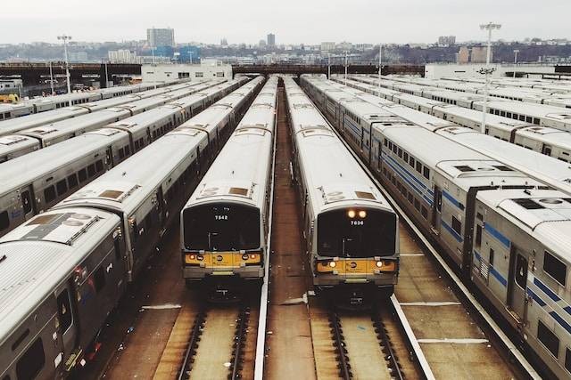 Ilustrasi rute KRL Jabodetabek Agustus 2023. Sumber: Unsplash/Maxim Melnikov