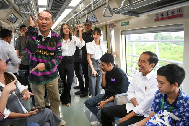 Presiden Jokowi (kedua kanan) berbincang dengan para artis saat menaiki LRT Jabodebek dari Stasiun Jatimulya menuju Stasiun Dukuh Atas di Bekasi, Jawa Barat, Kamis (10/8/2023). Foto: Hafidz Mubarak A/ANTARA FOTO