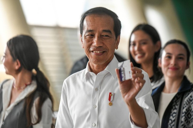 Presiden Jokowi bersama para artis berjalan memasuki stasiun untuk menaiki LRT Jabodebek menuju Stasiun Dukuh Atas di Stasiun Jatimulya, Bekasi, Jawa Barat, Kamis (10/8/2023). Foto: Hafidz Mubarak A/ANTARA FOTO