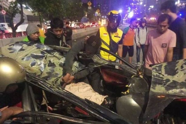 Evakuasi kecelakaan di Tol Semanggi. Foto: Dok. Istimewa