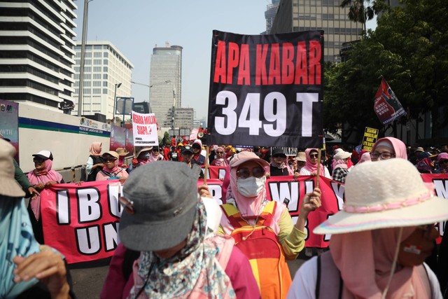 Sejumlah emak-emak dari Aliansi Rakyat Menggugat (ARM) mengikuti longmarch dari gedung International Labour Organization ke arah Patung Kuda, Jakarta, pada Kamis (10/8/2023). Foto: Fitra Andrianto/kumparan