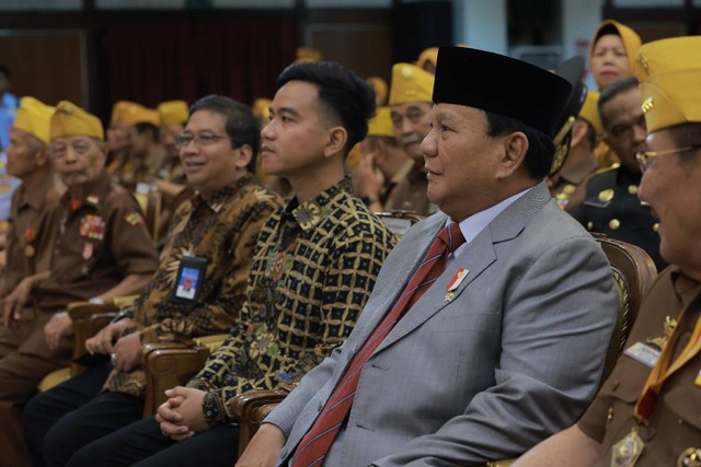 Menhan Prabowo Subianto dan Wali Kota Solo Gibra Rakabuming Raka menghadiri Hari Veteran Nasional di UNS, Kamis (10/8/2023).  Foto: Dok. Istimewa