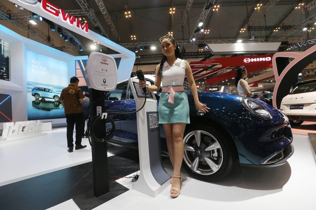 SPG berpose di depan mobil Merek Great Wall Motor (GWM) yang baru resmi masuk pasar otomotif Indonesia melalui pameran GIIAS 2023. Foto: Aditia Noviansyah/kumparan