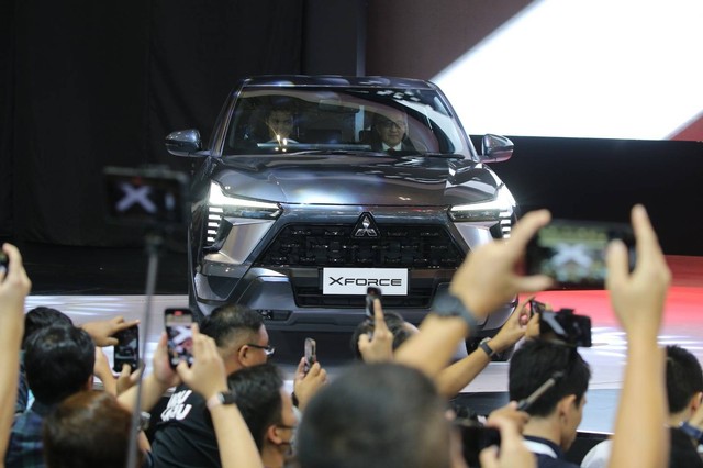 Suasana peluncuran Mitsubishi xForce di pameran otomotif Gaikindo Indonesia International Auto Show (GIIAS 2023) di ICE BSD, Tangerang, Kamis (10/8/2023). Foto: Aditia Noviansyah/kumparan