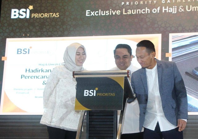 SVP Wealth Management BSI Asri Natanegeri, Direktur Sales & Distribution BSI Anton Sukarna, dan SEVP Consumer Banking BSI Wawan Setiawan saat peluncuran layanan eksklusif Hajj & Umrah Concierge BSI bersama nasabah BSI Prioritas di The Westin Jakarta. Foto: dok. BSI