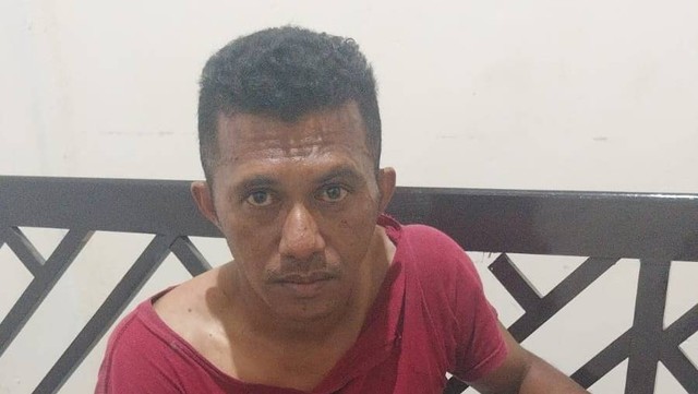 Pejabat Kepala Desa Kamlanglale, Jami Latbual saat dimankan. Foto: Dok. Istimewa