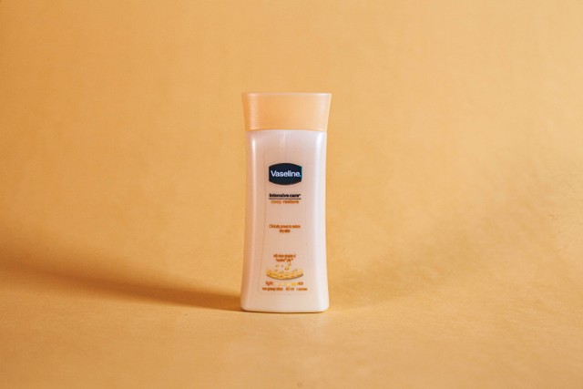 Ilustrasi Cara Pakai Vaseline Gluta-Hya. Foto: Unsplash/Deepal Tamang