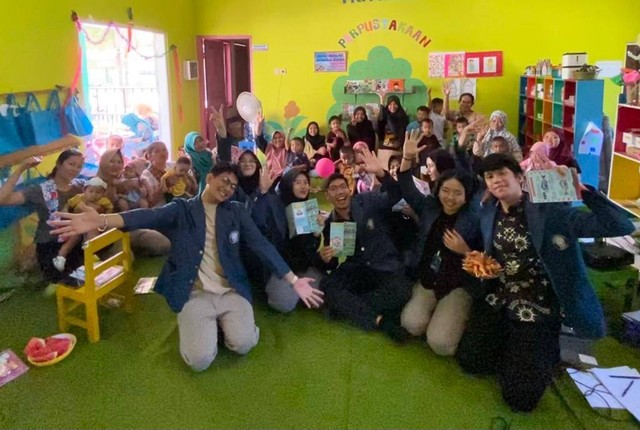 Desa Ngawonggo, Kab. Klaten (17/07). Hizkia Febrian, mahasiswa Kedokteran Universitas Diponegoro bersama Tim II KKN Universitas Diponegoro mengadakan Kegiatan Praktik Pola Makan Sehat di Posyandu Surtikanti 3.