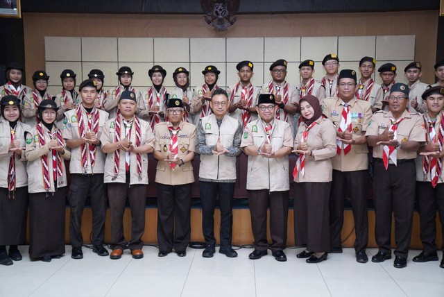 Foto bersama saat pelepasan Kontingen Kota Pontianak yang akan mengikuti Raimuna Nasional XII di Cibubur. Foto: Dok. Prokopim Pemkot Pontianak