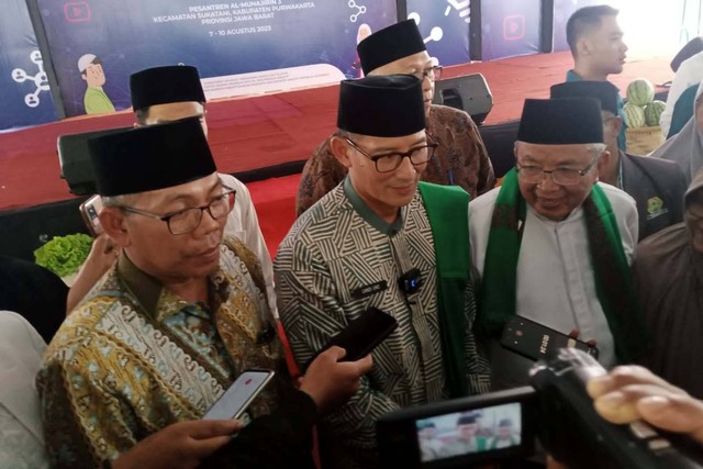 Menparekraf sekaligus Ketua Bappilu PPP Sandiaga Uno menyambangi Pondok Pesantren Al-Muhajirin 3, Purwakarta. Foto: kumparan