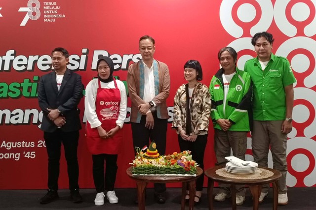 Presiden Gojek, Unit Bisnis On-Demand Services GoTo, Catherine Hindra Sutjahyo dan Deputi Bidang Pariwisata dan Ekonomi Kreatif, Kemenko Marves, Odo Manuhutu (tengah), saat Konferensi Pers peluncuran Hemat Gojek, Kamis (10/8/2023). Foto: Akbar Maulana/kumparan