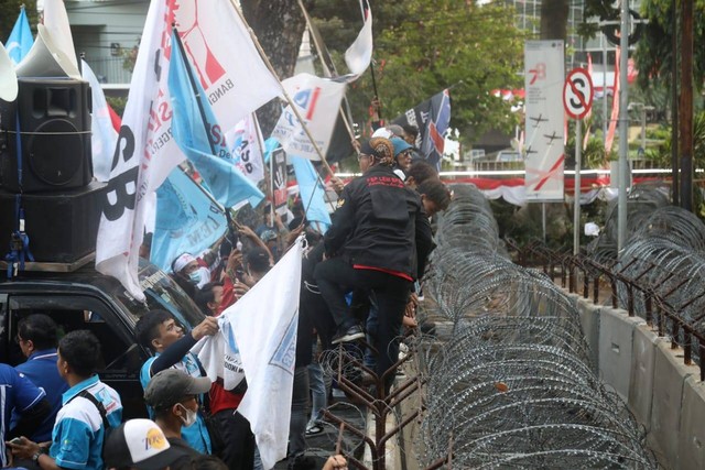 Massa buruh maju ke barikade Patung Kuda, Jakarta, Kamis (10/8/2023).  Foto: Fitra Andrianto/kumparan